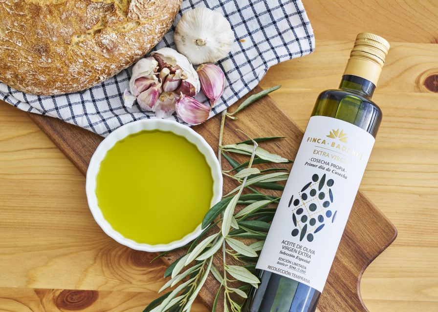 Aires de Jaén: Olive Oil Plantation Tour and Local Meal - Walking through Finca Badenes