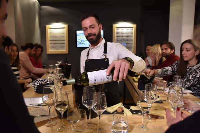 Athens: Acropolis Wine Tasting with Cheese and Olives - How the 60 to 90 minutes unfold