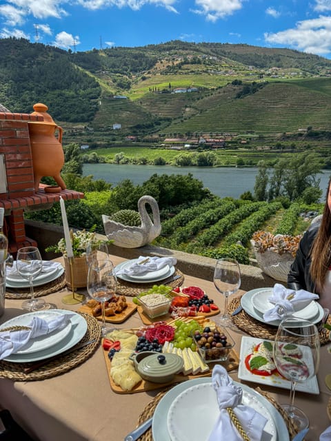 Douro Valley: Olive Oil & Wine Tour with Boat & Lunch - Afternoon tasting at Quinta das Carvalhas