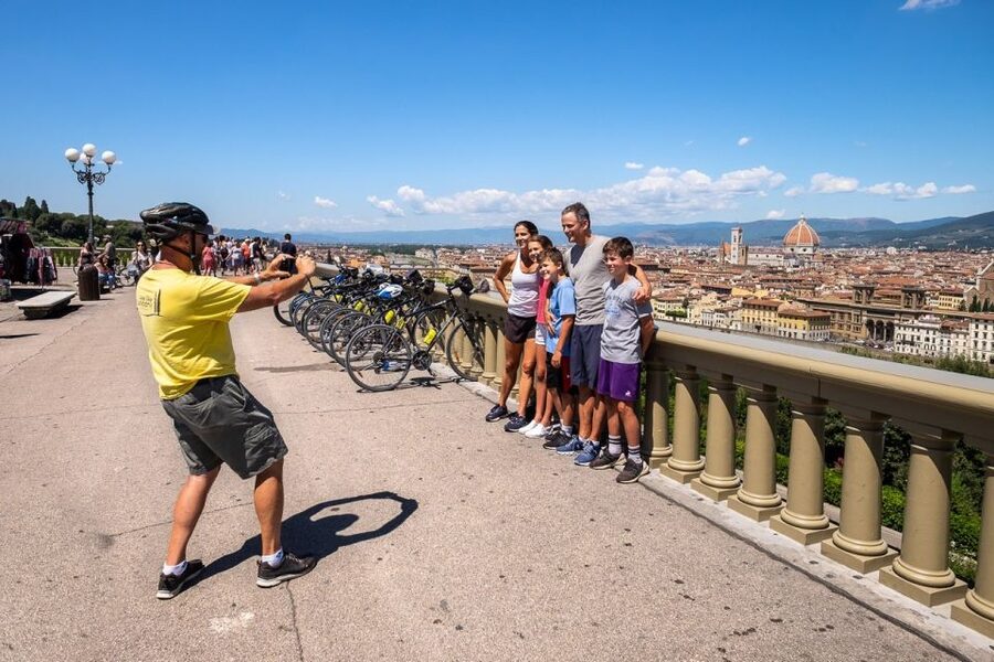 Florence: Tuscany Bike Tour with Wine & Olive Oil - A country stop with Chianti and olive oil