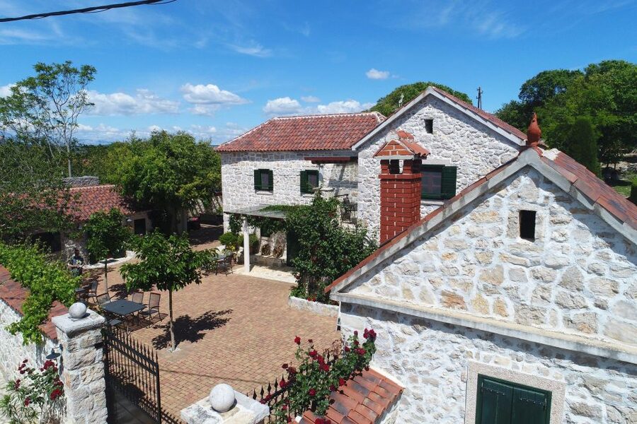 From Biograd: Wine and Olive Oil Tasting in Ražnjevića Dvori - Walking through the estate and the old armoury