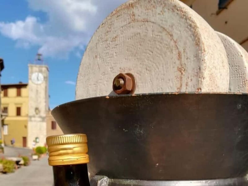 Olive Mill Tour with Oil and Food Tasting in Chianciano - Learning to taste extra virgin olive oil