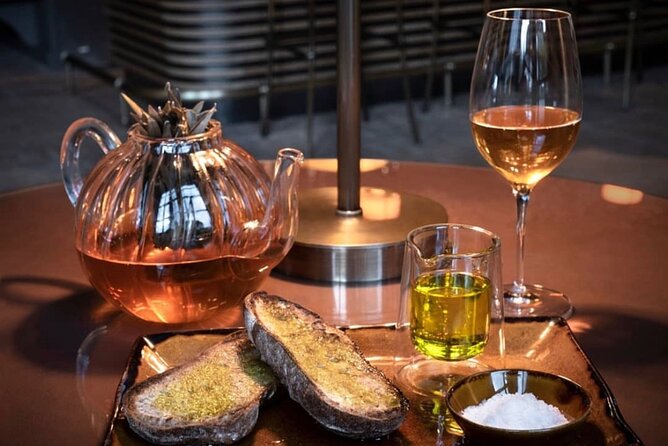 Olive Oil, Cheese, and Wine Tasting with Local Expert - Why olive oil is the real star
