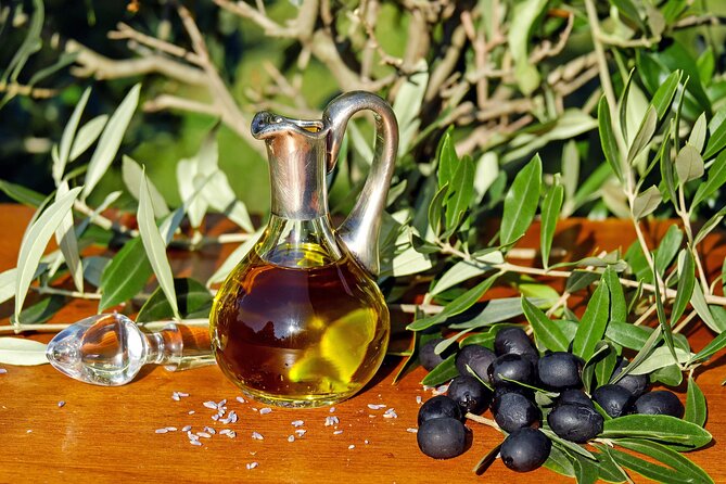 Olive Oil tasting breakfast & Tour in Cordoba - Tasting olives before the oil
