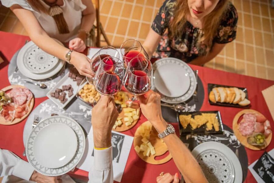 THE TRADITIONS OF VALPOLICELLA: WINE, EXTRA VIRGIN OLIVE OIL, AND HONEY TASTING - From Harvest to the Winemaking Rooms