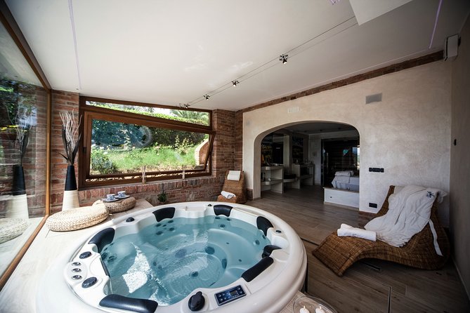Think of a romantic meal in the Olive Trees shade, accompanied by Tuscan wines! - Pool and private spa add-ons
