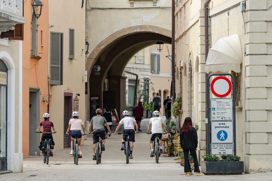 Umbria: E-Bike Rental and Fresh EV Olive Oil Tasting - Setting out through olive groves and vineyards