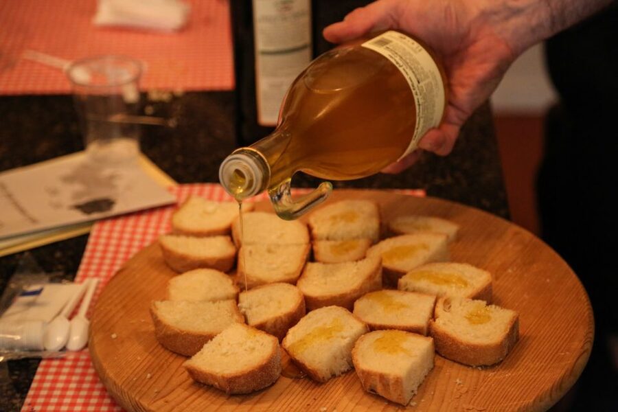 Verona centro: Olive Oil Tasting Experience - Tasting three oils side by side