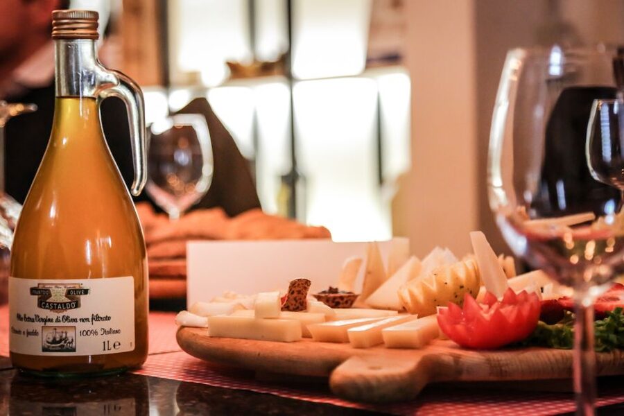 Verona centro: Olive Oil Tasting Experience - Meeting Filipo at La Bottega di Verona