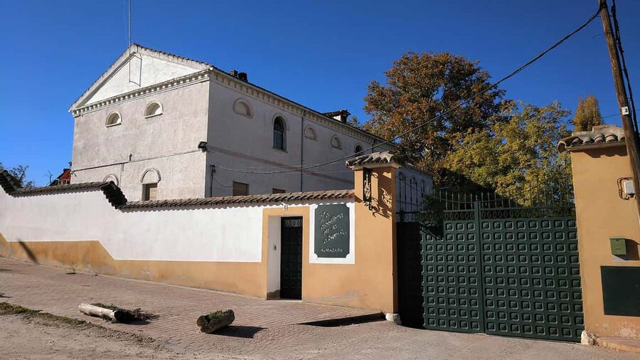 Visit to an olive oil mill and oil tasting with aperitif and food and wine pairing. - Inside La Aceitera de la Abuela
